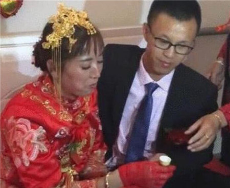 抖音上的新娘火了，五十多岁大妈嫁二十多岁小鲜肉，大玩母子恋